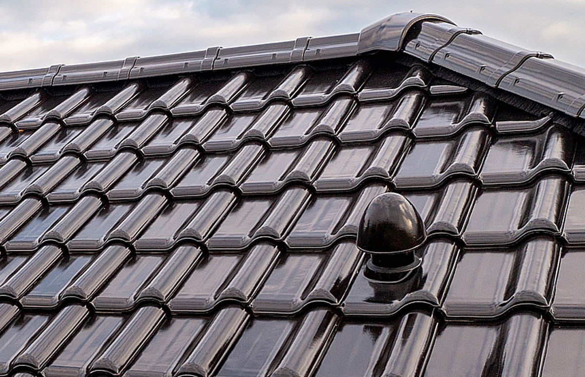 Regularna kontrola dachu, niezależnie od kształtu i rodzaju zamontowanego pokrycia, jest kluczowa dla utrzymania jego sprawności