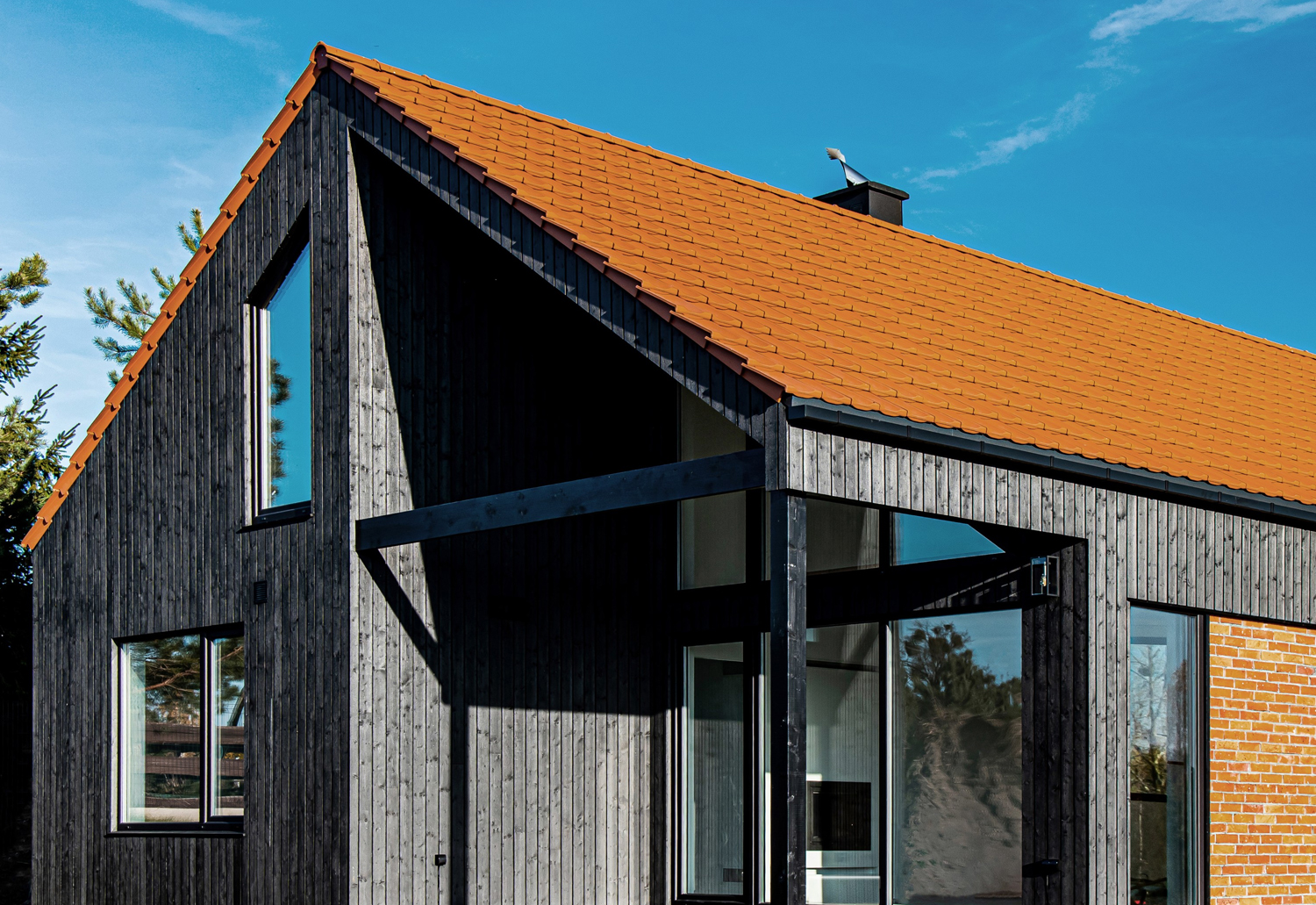Dachówka ceramiczna na dachu drewnianego domu