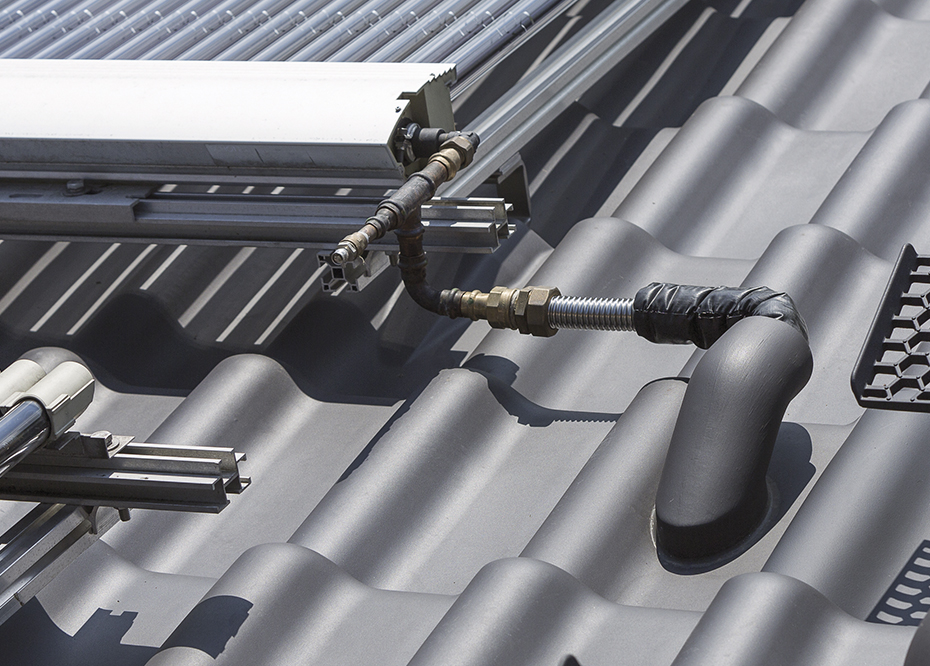 Dachówki solarne – akcesoria umożliwiające przeprowadzenie przewodów bez utraty szczelności Dachówki solarne – akcesoria umożliwiające przeprowadzenie przewodów bez utraty szczelności
