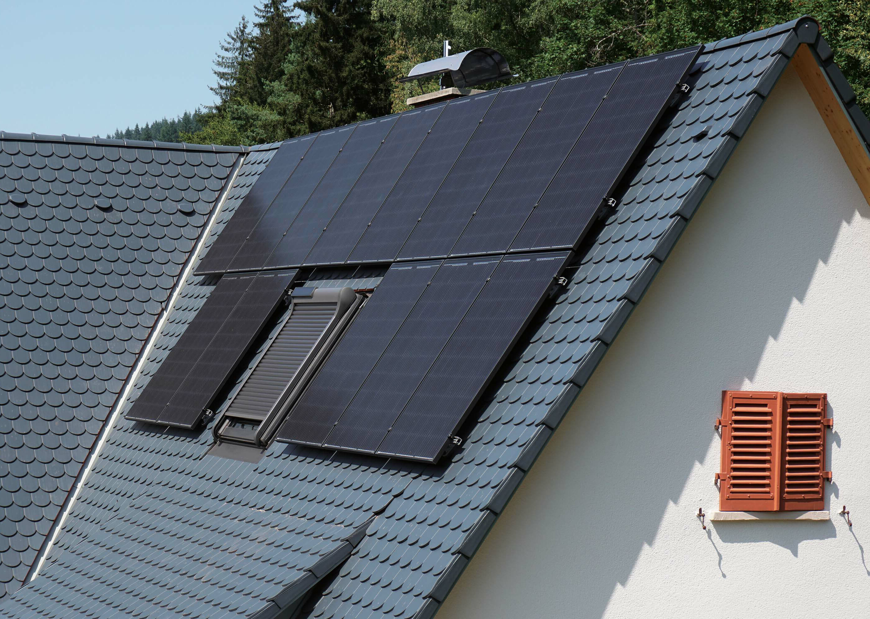 Dachówki solarne – akcesoria umożliwiające przeprowadzenie przewodów bez utraty szczelności